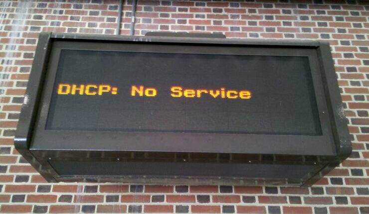 Article background. It's a LED screen with yellow text: "DHCP: No Services"